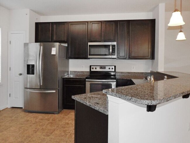 Foto del edificio - Pet Friendly Condo with Deck and 1 Car Garage