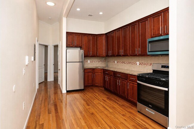Foto del edificio - 1726 Linden Blvd