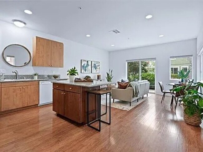 Foto del edificio - Beautiful 3-Bedroom Townhome - Groups Welcome