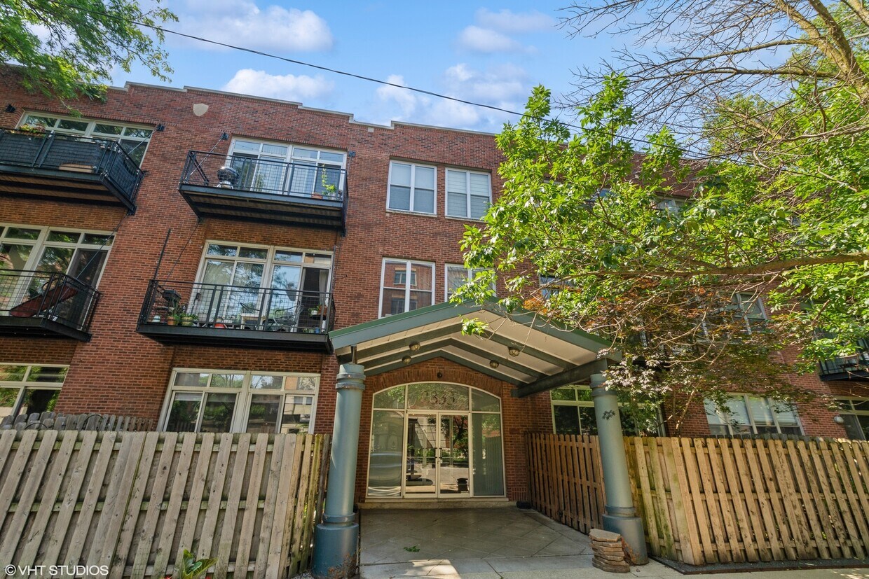 Foto principal - 2333 W St Paul Ave