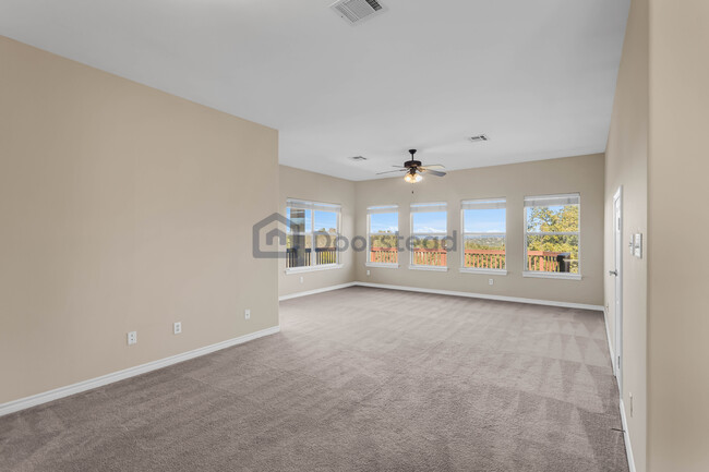 Foto del edificio - 404 Golf Crest Ln