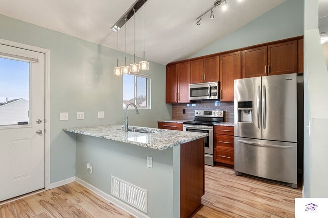 Building Photo - AVAILABLE NOW!