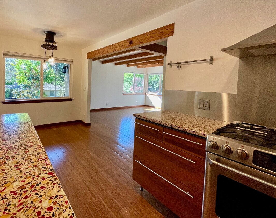 Foto del edificio - 496 Sherwood Way