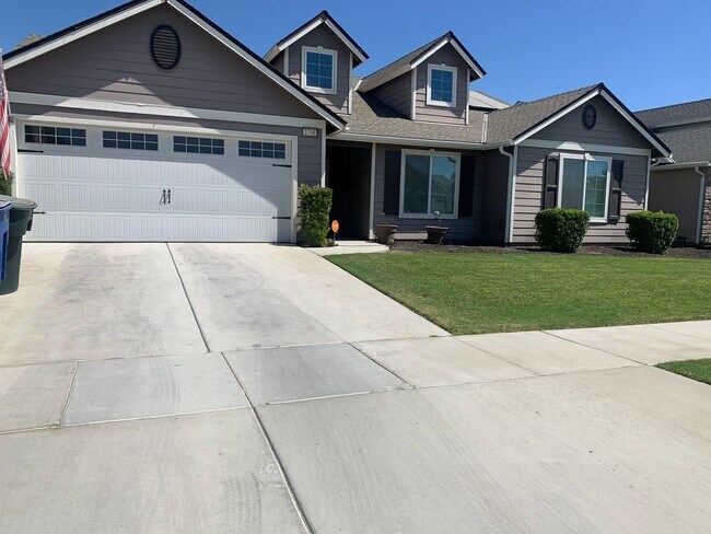 Building Photo - 4 Bedroom 2 Bath available September 1st