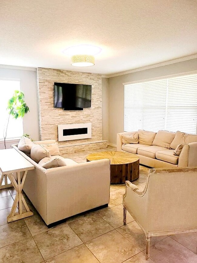 Foto del edificio - Spacious 4-Bedroom Home in Amelia Walk wit...