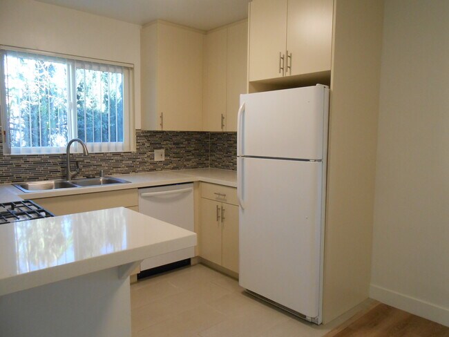 Building Photo - 536 N Sweetzer Ave