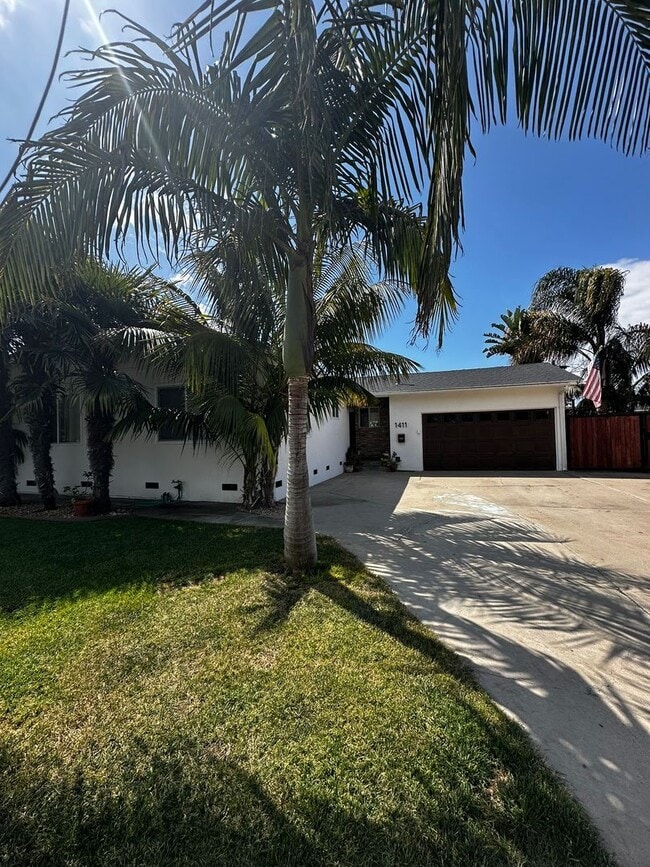 Building Photo - Gorgeous 3-Bedroom 2.5 bath Home with Pool AND close to the beach!