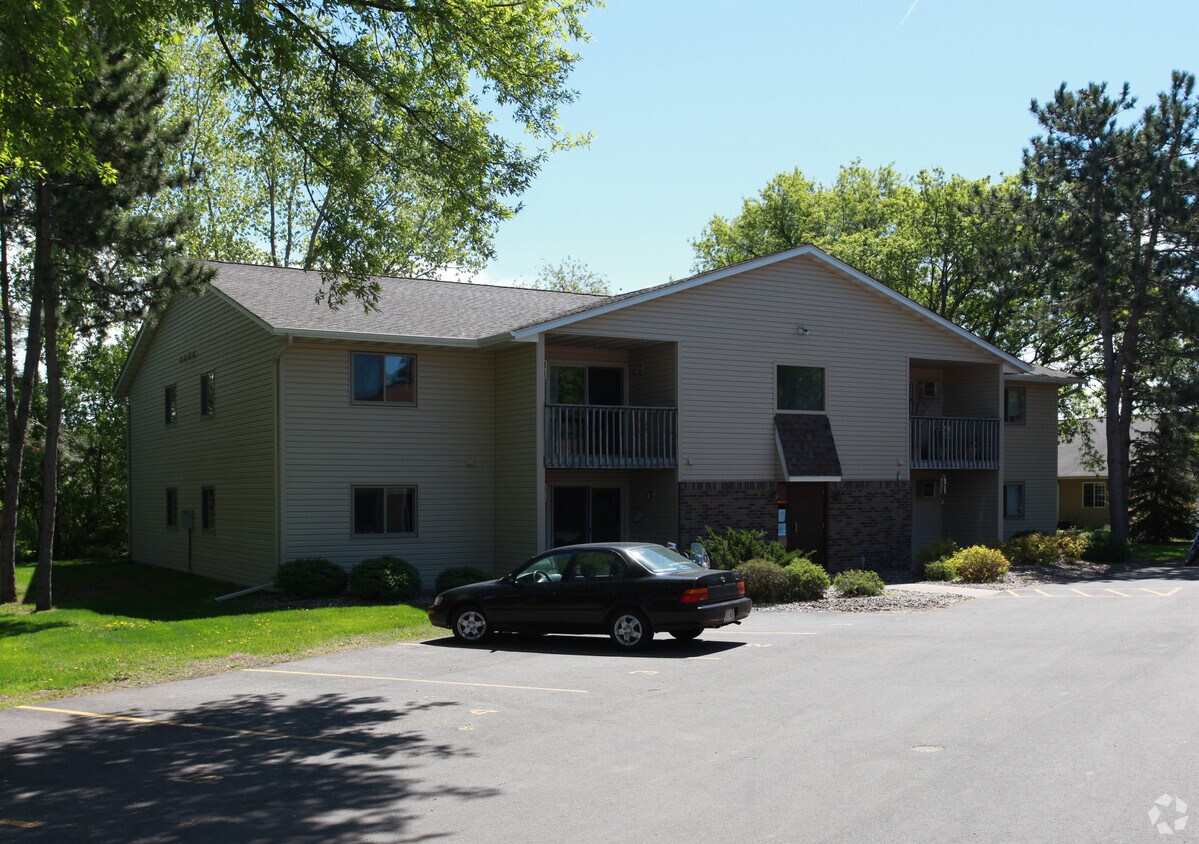 1620 Pinewood Ln, Hudson, WI 54016 Apartments in Hudson, WI