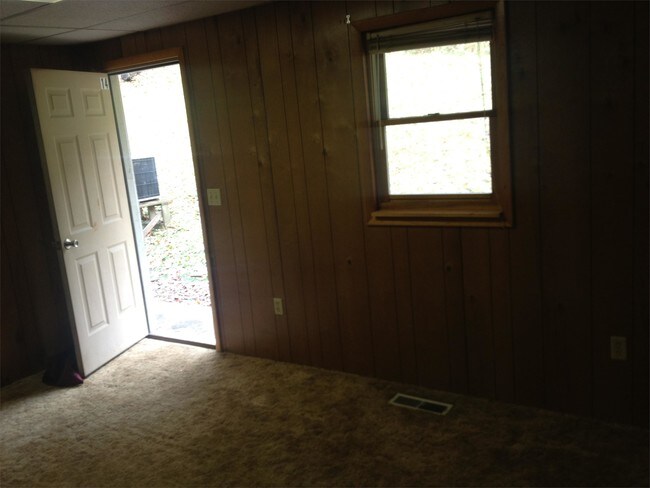Building Photo - 14 Breezy Dr