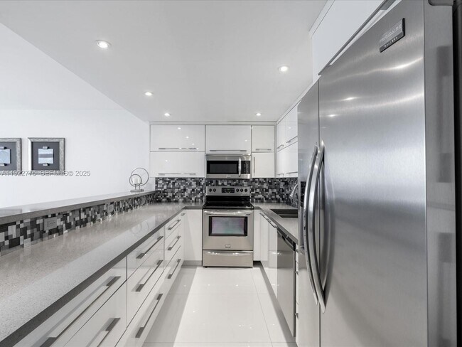 Foto del edificio - 19370 Collins Ave