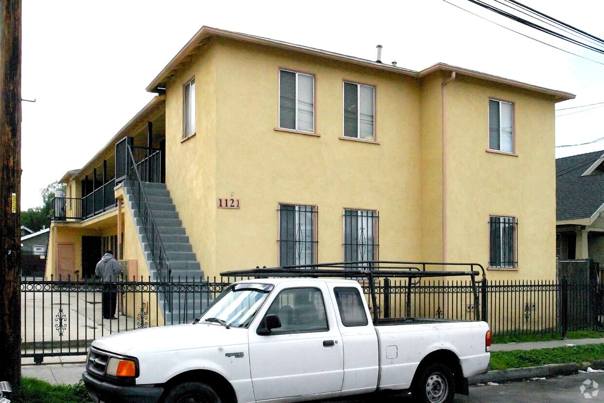 Building Photo - 1121 Gardenia Ave