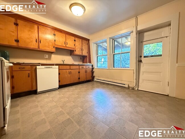 Building Photo - 193 Mount Auburn St