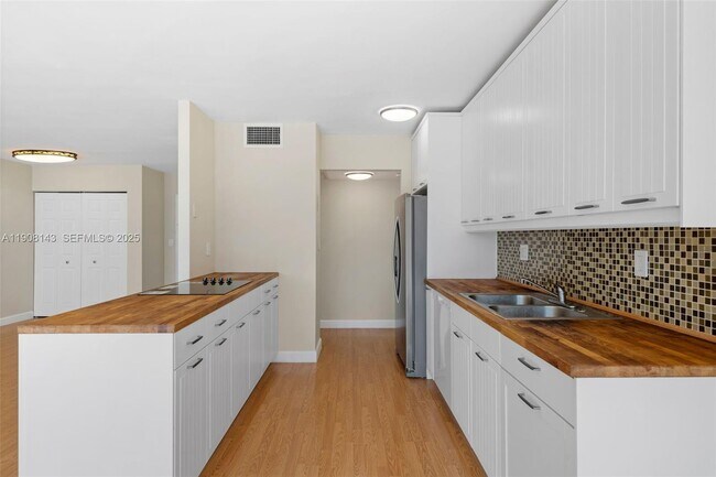 Foto del edificio - 801 Three Islands Boulevard