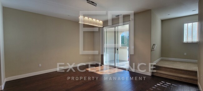 Building Photo - 3 Story 3/3.5 Townhouse with all the ameni...