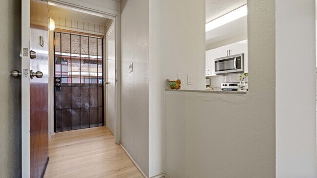 Foto del edificio - Renovated 2br/1ba/2pkg 3rd Fl Townhome