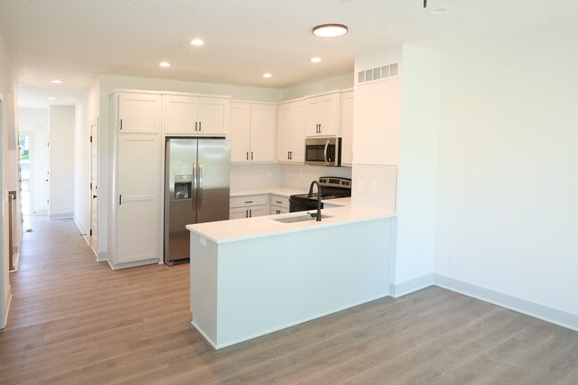Cocina desde la sala de estar - Eagle Creek Townhomes