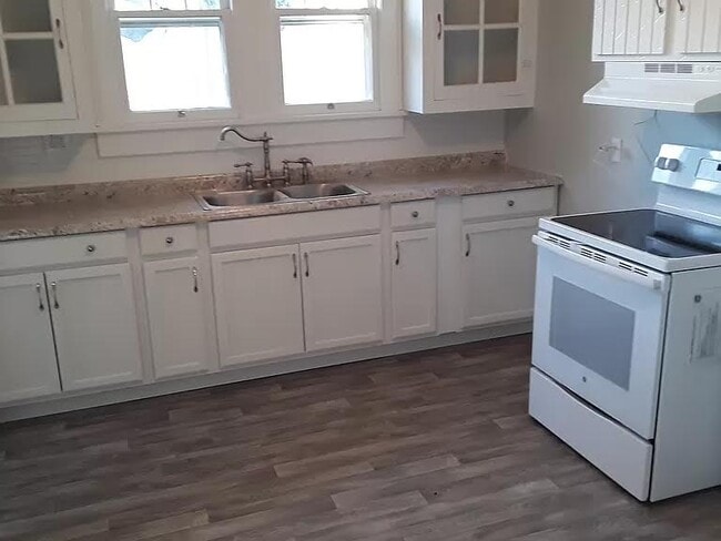 Kitchen - 703 Pennsylvania Ave