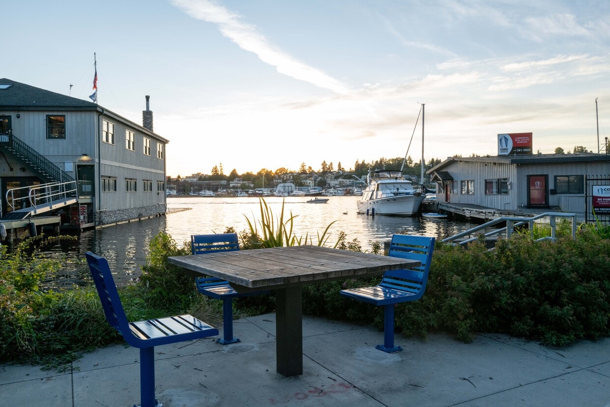 Primary Photo - 2950 Fairview Ave E