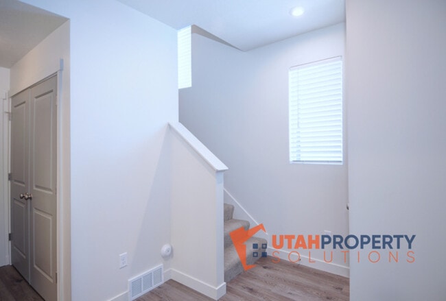 Building Photo - 1026 W 430 S