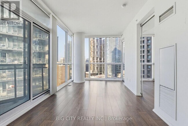 Photo du bâtiment - 45 Charles St E