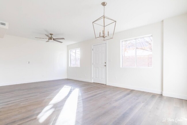 Building Photo - 622 E Springhill Dr