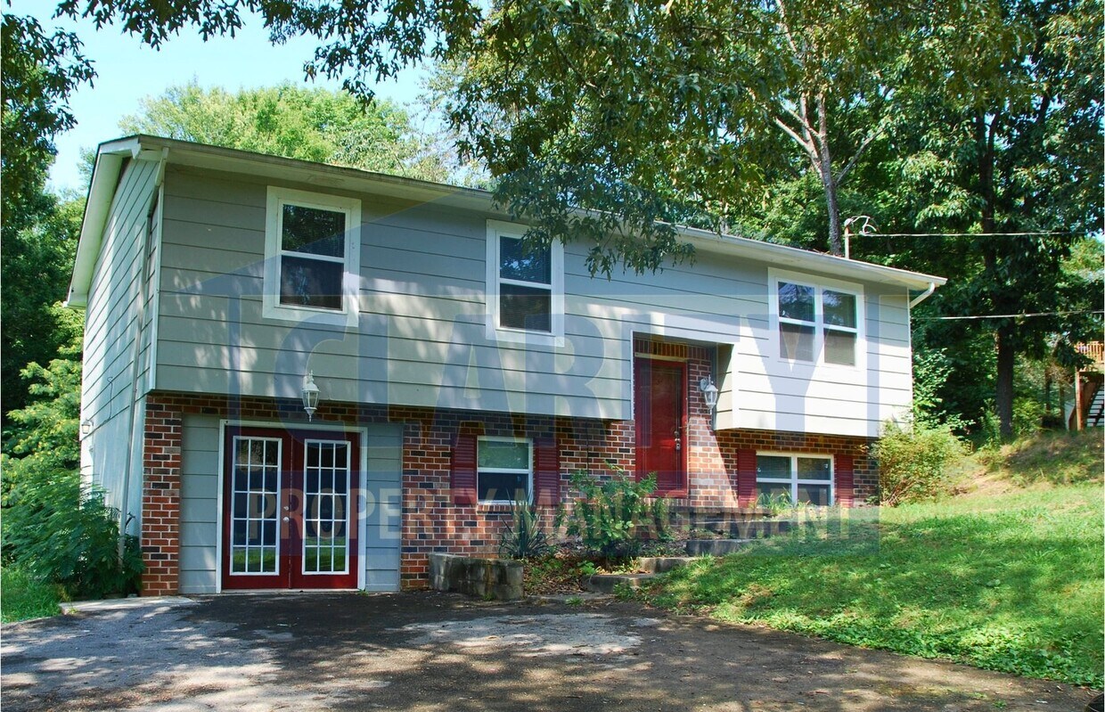 Foto principal - Large, private back yard!