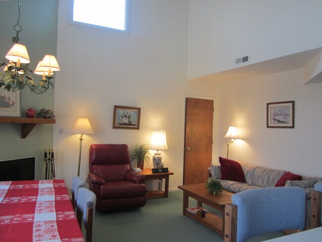 Building Photo - 789 Laurelwood