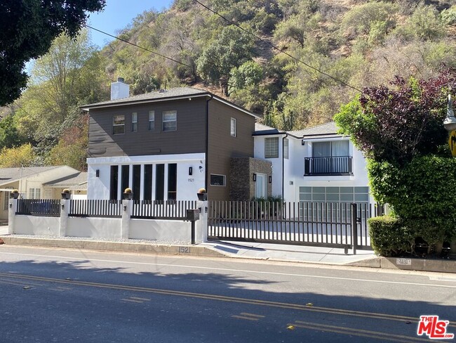 Foto del edificio - 1521 Benedict Canyon Drive