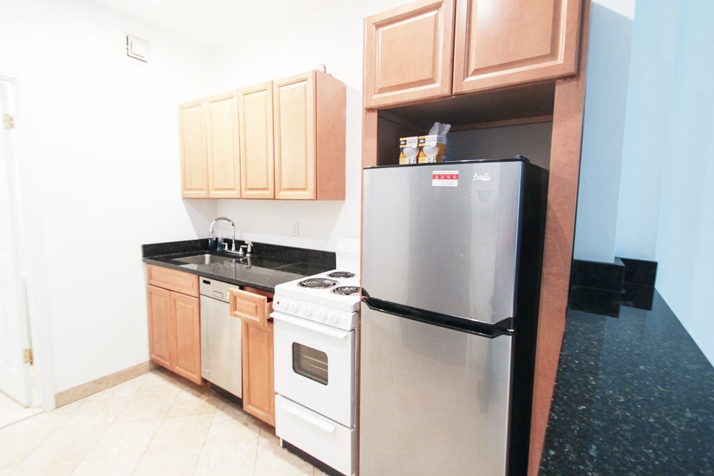 Building Photo - 449 W 46th St