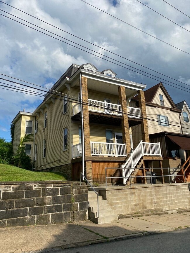 Building Photo - 131 Ulysses St