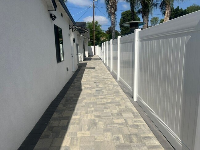Foto del edificio - 7317-7321 Garden Grove Avenue