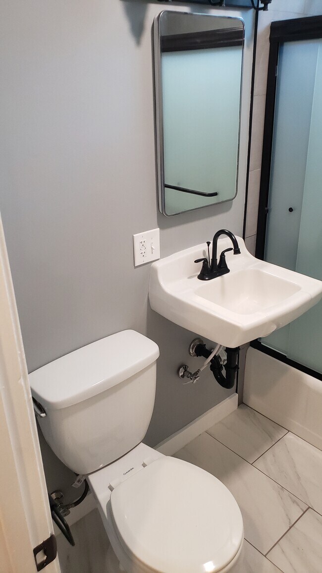 Foto del edificio - 225 N Cloverdale Blvd