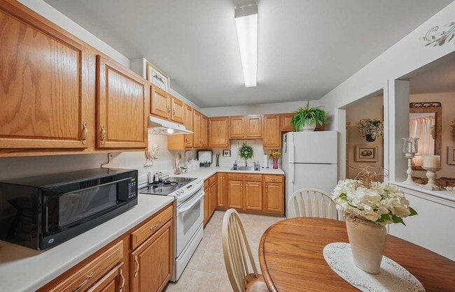 Building Photo - Montgomery Manor