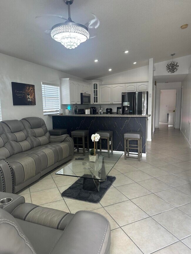 Foto del edificio - 4942 Dillon St