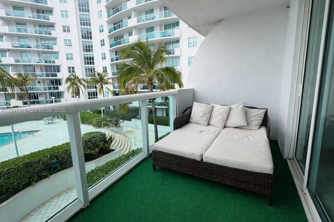 Foto del edificio - 7900 Harbor Island Dr