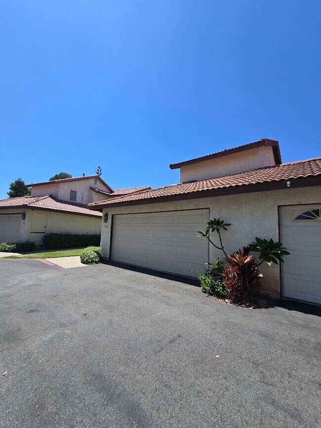 Foto del edificio - Light-Filled End Unit Condo, 2BD/2.5BA wit...