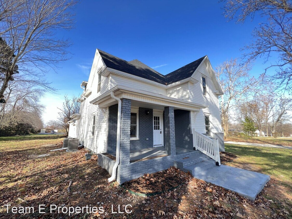 5 br, 2 bath House 107 N Public Ave House Rental in Clever, MO