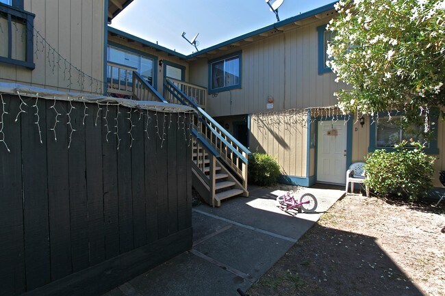 Building Photo - 6461 Montecito Blvd