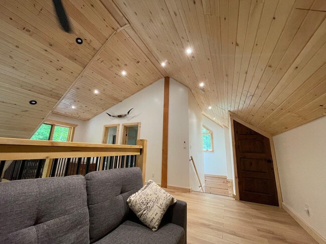 Building Photo - 466 Albion Lake Dr