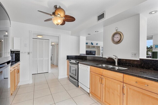 Foto del edificio - 1000 Parkview Dr