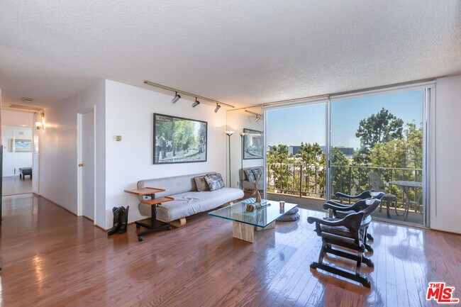 Foto del edificio - 100 S Doheny Dr