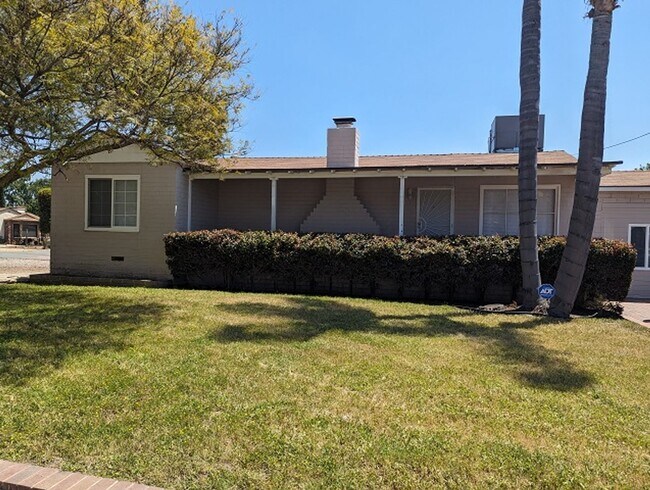 Building Photo - 3 Bedroom- 2 Bathroom Single Story Home lo...