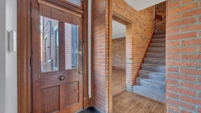 Building Photo - 129-131-131 E Sycamore St
