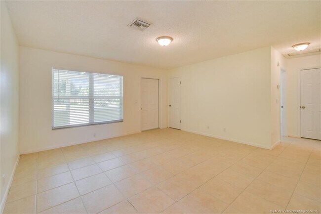 Foto del edificio - 8839 SE Hobe Ridge Ave