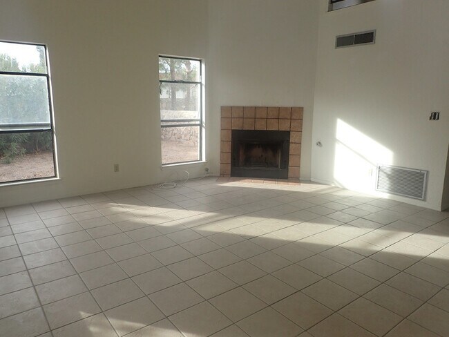 Building Photo - 8400 Saratoga Dr