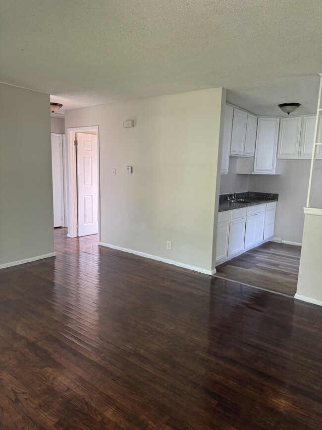 Building Photo - 826 SE Eastgate Dr