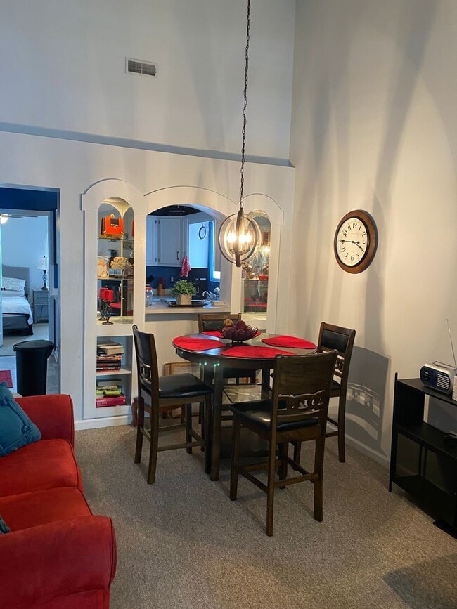 Building Photo - 2 Bed 1 .5 Bath Condo