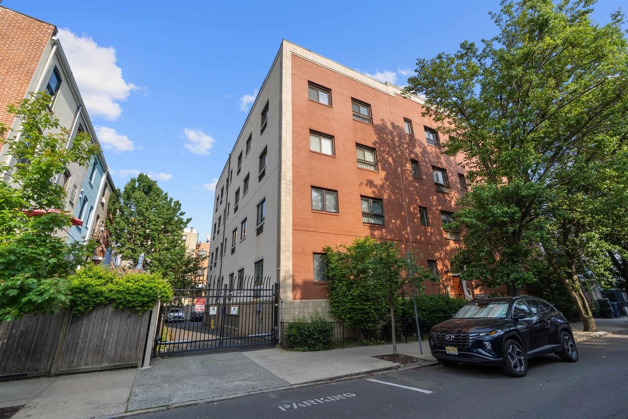Primary Photo - 476 Monmouth St