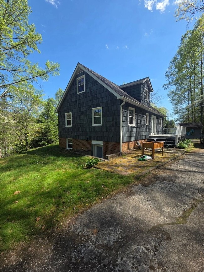 $2,300 - 4 Bedroom 2.5 Bathroom Unfurnished House in Forest Hills - $2,300 - 4 Bedroom 2.5 Bathroom Unfurnished House in Forest Hills