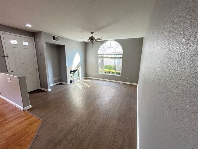 Foto del edificio - Spacious Elk Grove Townhome!!